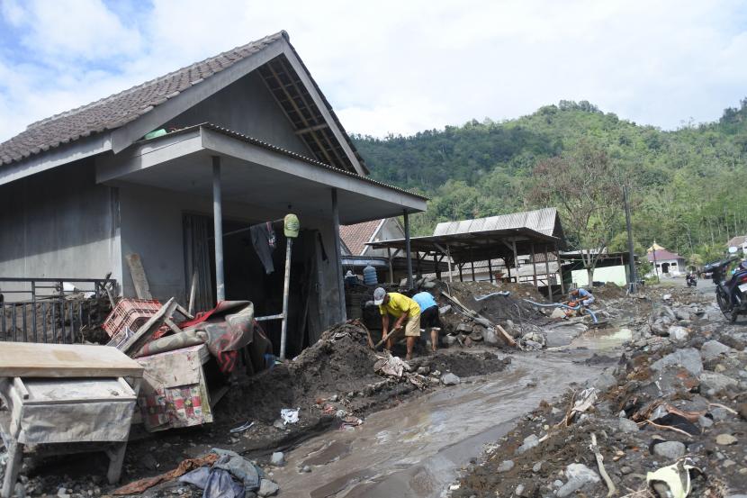 warga membersihkan material vulkanis erupsi gunung semeru di rumahnya 220110124005 864