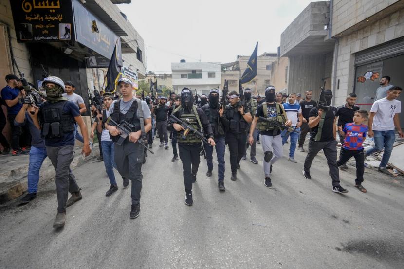 warga palestina bersenjata berbaris saat pemakaman mahmoud al sous